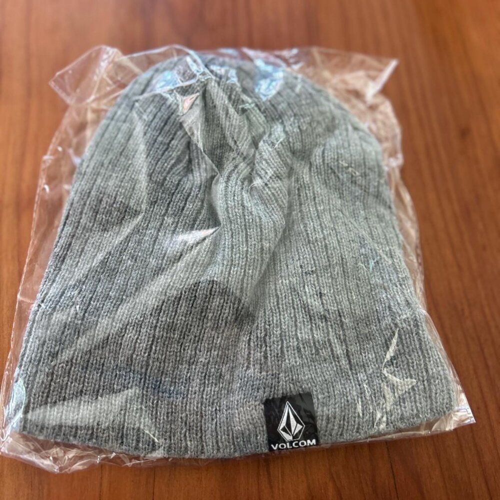 Volcom Women's Snow Sweep Fleece Knit Lined Gray Beanie Ribbed Winter NEW/SEALED